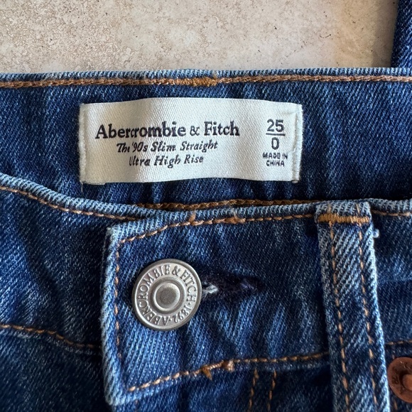 Abercrombie & Fitch Ultra High Rise 90s Slim Straight Jean CURVE LOVE - Picture 2 of 3